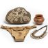 Coleção de artefatos culturais Khoisan, incluindo uma rocha com pintura, um tanga de couro, um pote de cerâmica e um colar de contas de ovo de avestruz